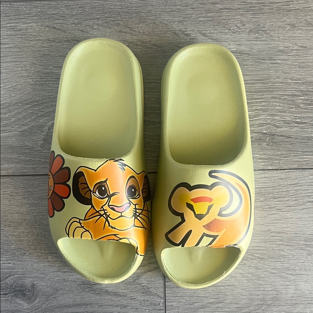 Women’s Lion Graphic Slide Sandals - Green